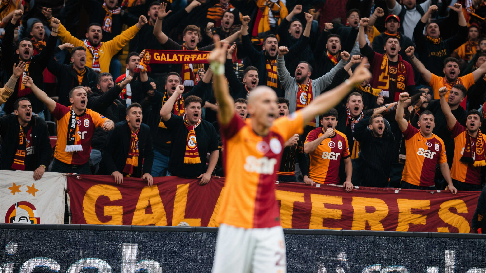 恩怨升级！加拉塔萨雷球迷棺材上贴穆里尼奥照片并举牌嘲讽：哭吧！